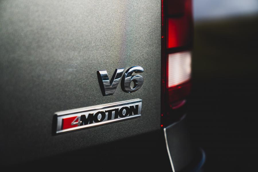 Логотип Volkswagen Amarok Double Cab Black Edition 2019 года  (UK) (фото 23 из 34)